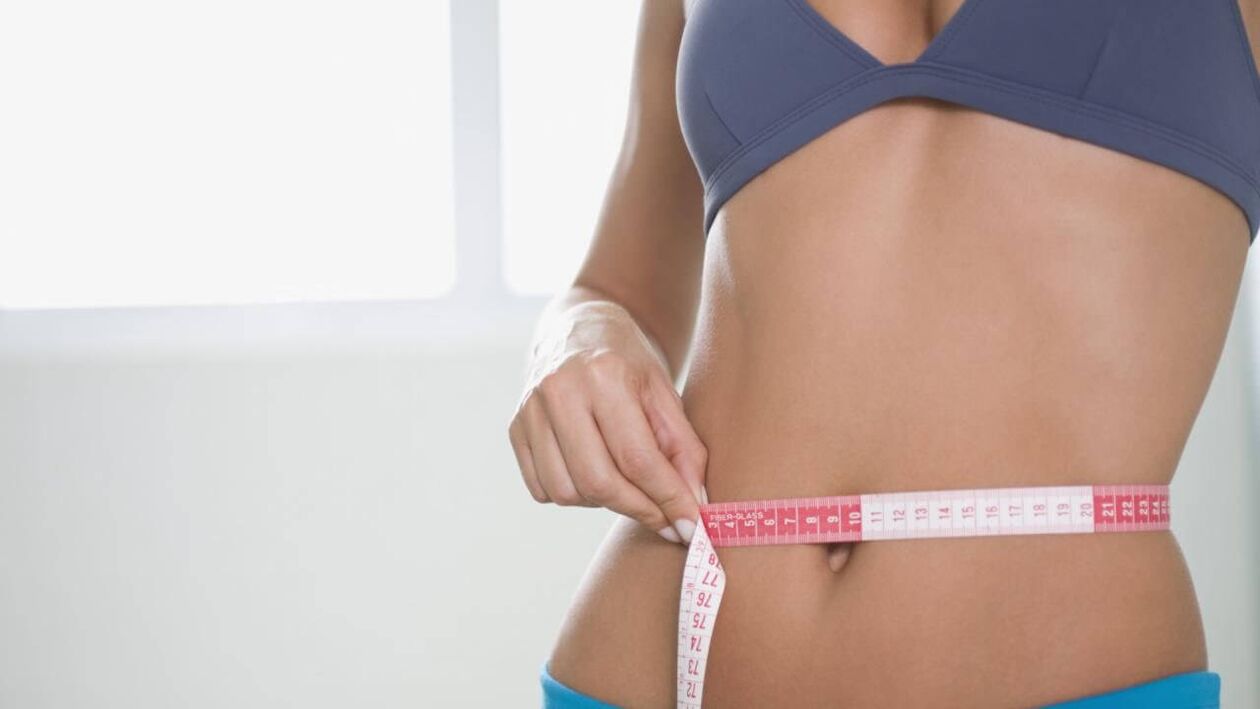 La fille mesure la taille