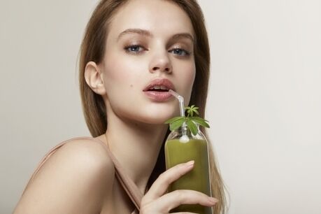 fille buvant un cocktail vert